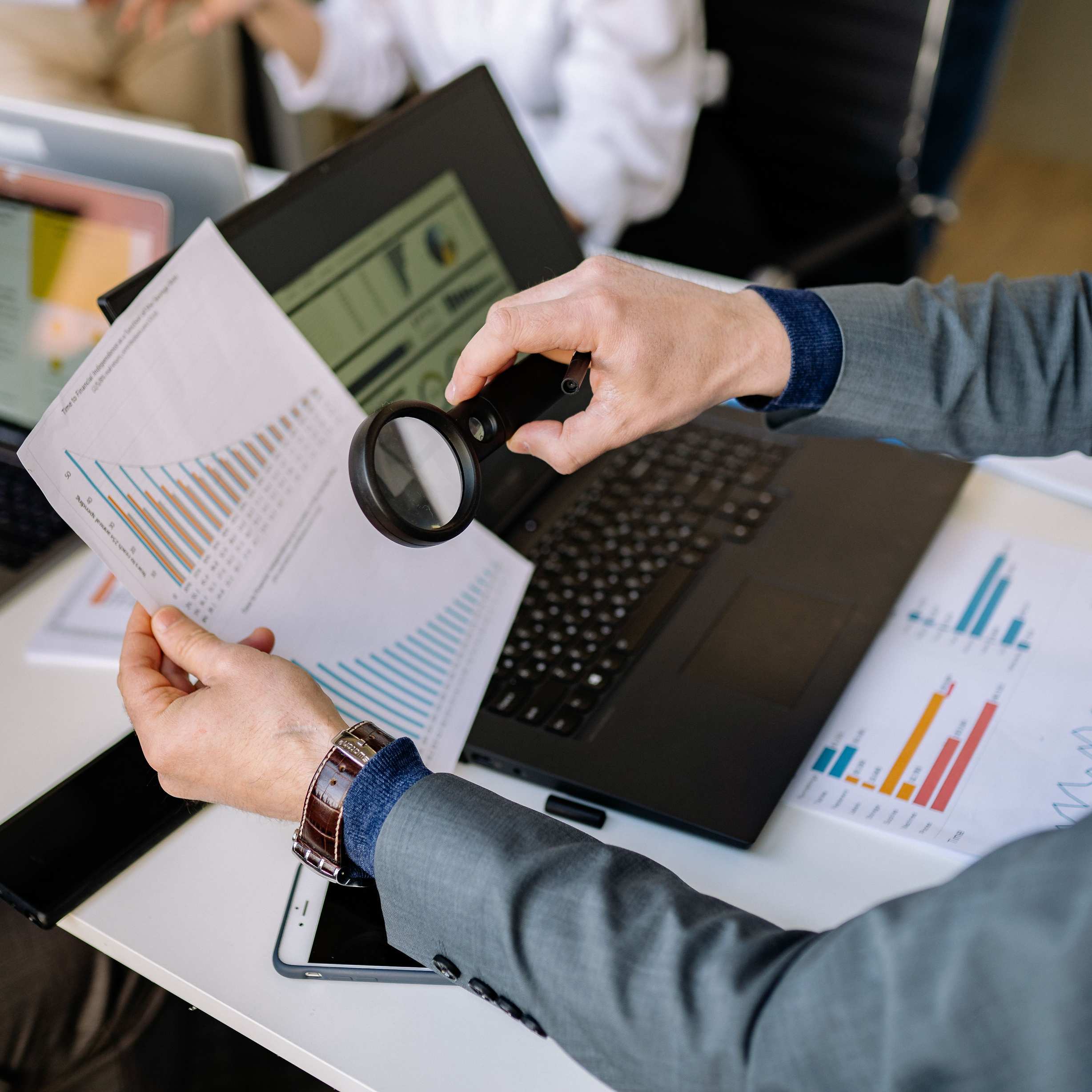 Nahaufnahme von Tastatur und Finanzdiagramm auf dem Bildschirm, spreadsheet
